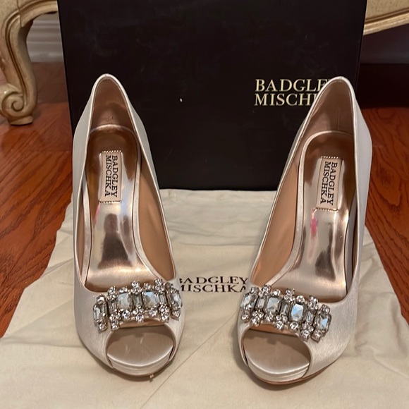 Badgley Mischa Alter Women’s Dress Pumps - Ivory Satin 6.5M EUC - Picture 3 of 8